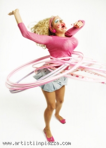 Artisti in Piazza: Becky Hoops Becky Hoops