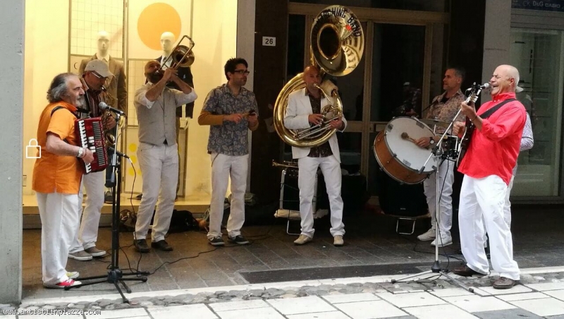 RetròCuban Marching Band